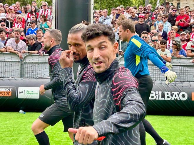 Jesús Navas, muy simpático en el Arriaga en Bilbao (Foto: ElDesmarque).
