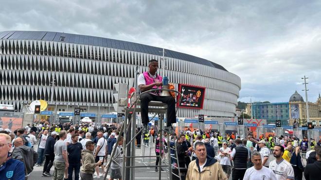 Un controlador ante la explanada de San Mamés por la final de la UEFA Europa League (Foto: ElDesmarque).
