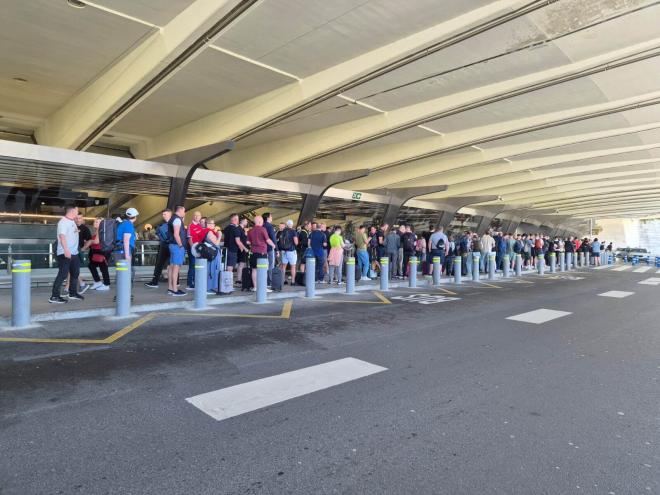 Cola para coger un Taxi en el aeropuerto de Loiu por la final de UEFA Europa League (Foto: ElDesmarque).