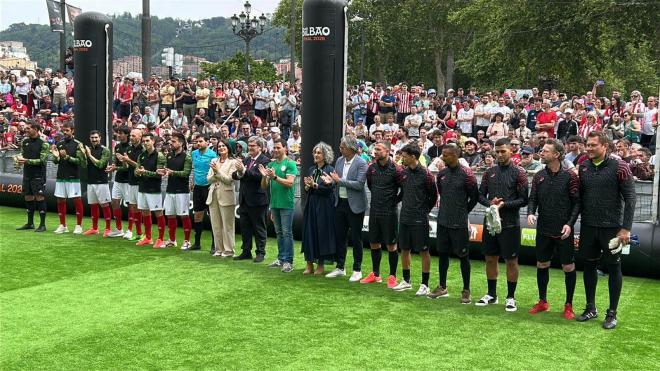 Partido de leyendas ante el Teatro Arriaga por la final de Europa League (Foto: ElDesmarque).