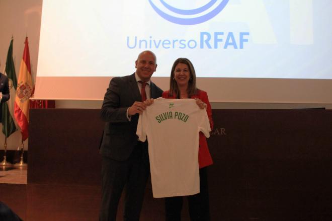 Pedro Curtido y Silvia Pozo posan con la camiseta de 'UNIVERSO RFAF'..jpeg