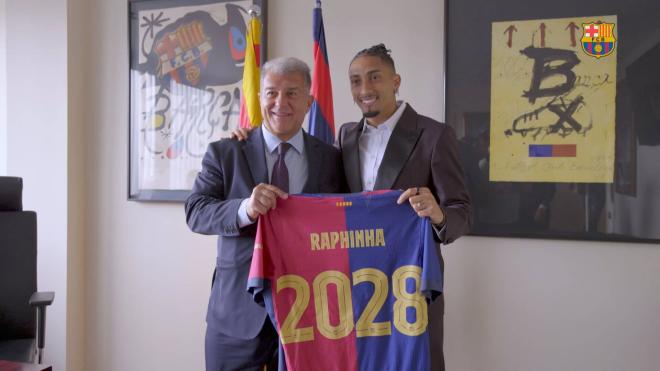 Joan Laporta y Raphinha, con la camiseta de Raphinha con el número 2028 (foto: Barcelona One).
