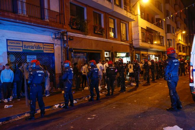 Miembros de la Ertzaintza a las afueras del estadio d San Mamés (FOTO: EFE)