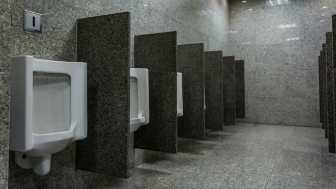 Imagen de archivo de un baño público masculino (Foto: Freepik)