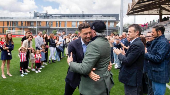 La despedida de Oscar de Marcos con un abrazo a Iribar en Lezama (Foto: Athletic Club).