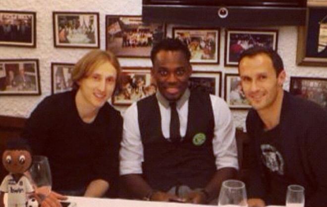 Luka Modric, Michael Essien y Ricardo Carvalho en el cumpleaños del ghanés (Foto: X)