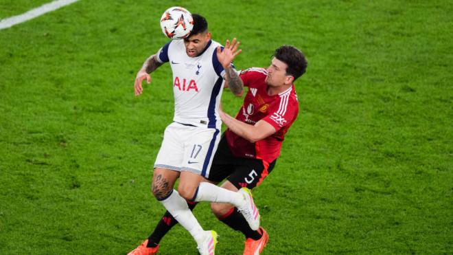 El Cuti Romero se impone a Harry McGuire (foto: Cordon Press).