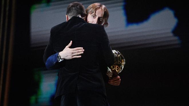 Leo Messi y Luka Modric se abrazan en la Gala del Balón de Oro (Foto: Cordon Press).