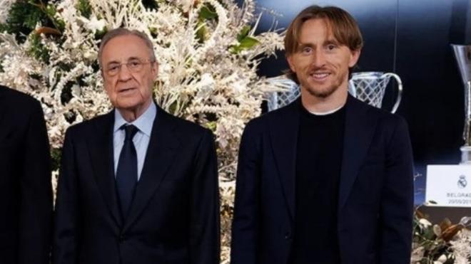 Luka Modric y Florentino Pérez felicitando la Navidad (Europa Press)