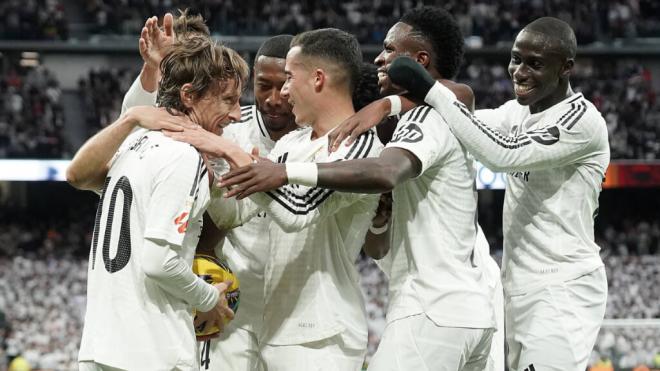 Luka Modric felicitado por sus compañeros del Real Madrid (Cordon Press)