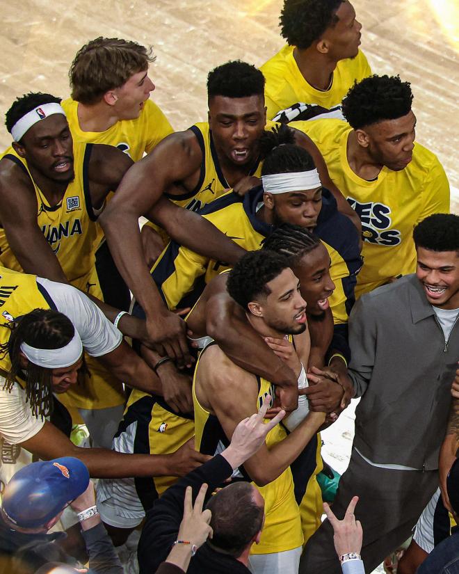 Los Pacers celebrando el triunfo con los New York Knicks (NBA)