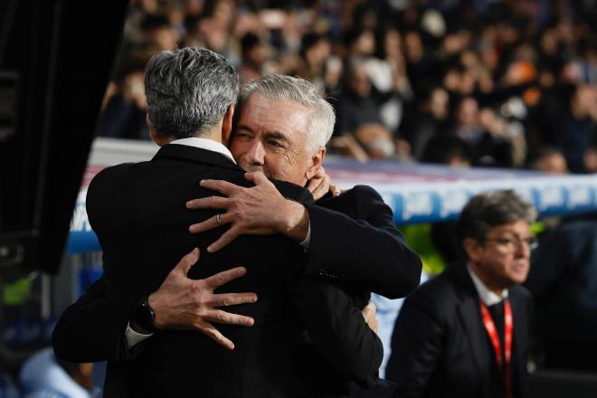 Carlo Ancelotti abrazándose con Imanol Alguacil (Cordon Press)