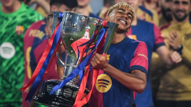 Lamine Yamal levanta el trofeo de LALIGA (Cordon Press)