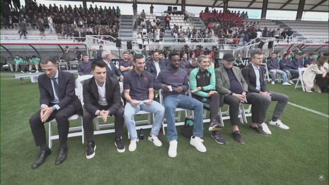 Iñaki Williams bromea con unos kleenex en la despedida de Óscar de Marcos en Lezama (Foto: Athletic Club).