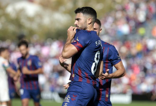 Sergio Ortuño celebra un gol con el Eldense (Foto: LaLiga).
