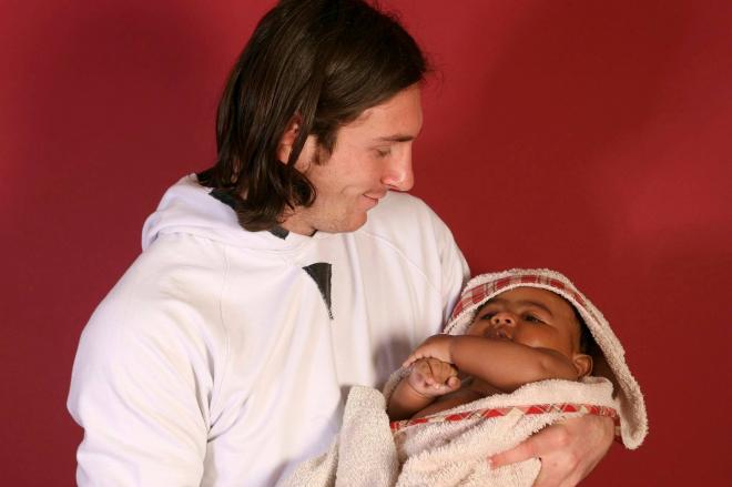 Leo Messi cogiendo a un pequeño Lamine Yamal (Cordon Press)