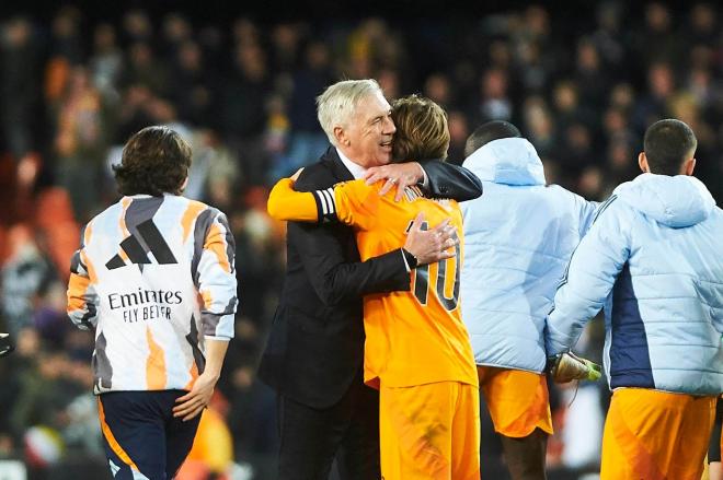 Ancelotti abrazándose con Luka Modric (Cordon Press)