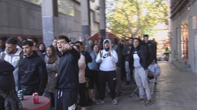 Largas colas en Vallecas para comprar entradas (ElDesmarque)
