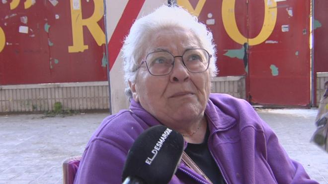 Una aficionada del Rayo Vallecano para comprar las entradas (ElDesmarque)