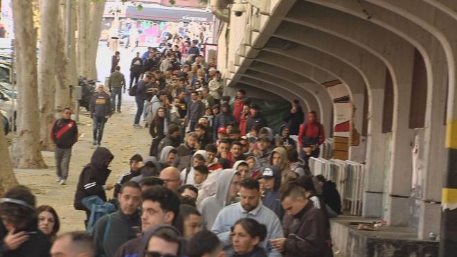Largas colas en el Estadio de Vallecas (ElDesmarque)