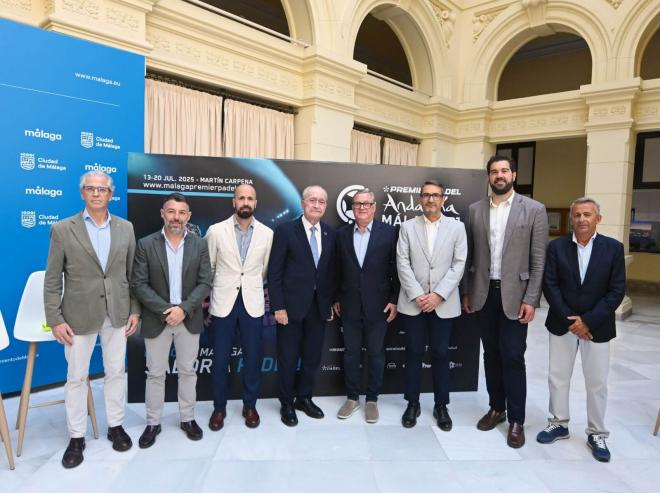 Foto de familia durante la presentación del torneo Premier Pádel 2025.