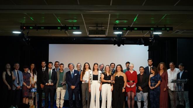 Foto de familia de los deportistas premiados.