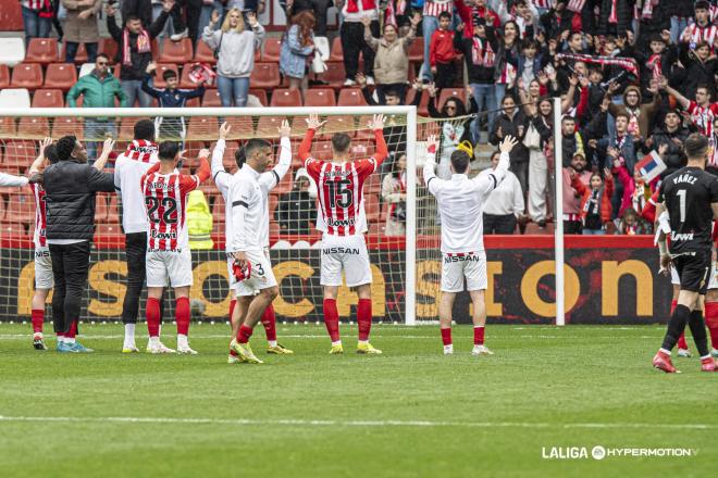 Los jugadores del Sporting saludan a la afición en El Molinón (Foto: LALIGA).