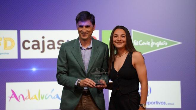 Marina García Polo recibe su galardón.
