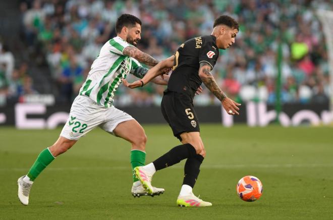Isco y Barrenechea, en el Betis-Valencia (Foto: Kiko Hurtado).