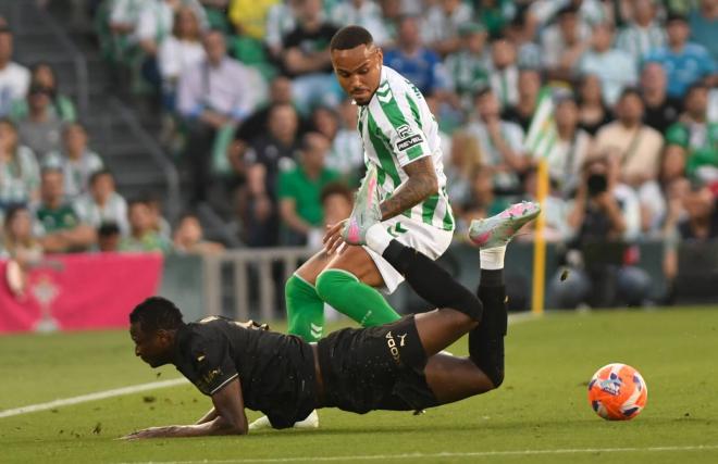 Natan y Sadiq, en el Betis-Valencia (Foto: Kiko Hurtado).