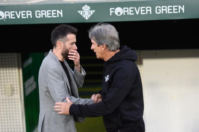 Carlos Corberán y Manuel Pellegrini, en el Betis-Valencia (Foto: Kiko Hurtado).