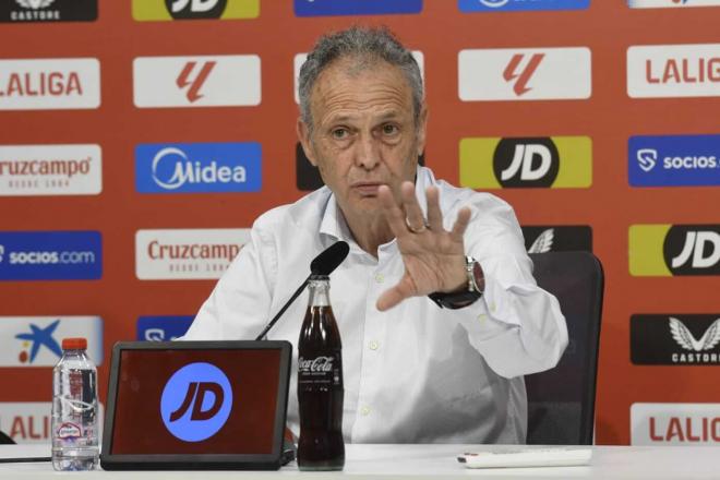 Joaquín Caparrós, en la rueda de prensa previa al Villarreal-Sevilla (Foto: Kiko Hurtado).