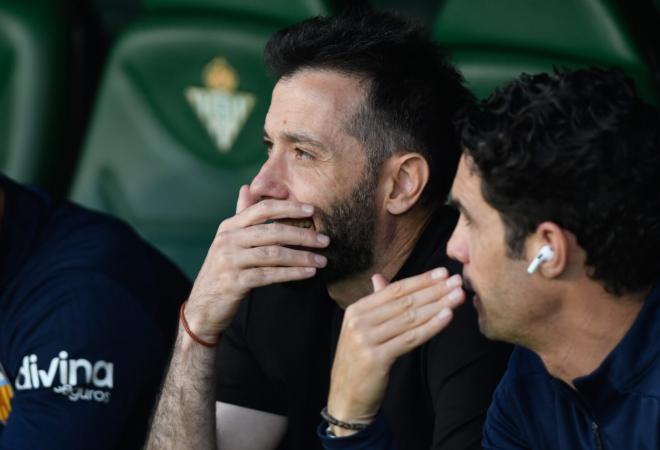 Carlos Corberán, técnico del Valencia CF en Sevilla (Foto: Kiko Hurtado)