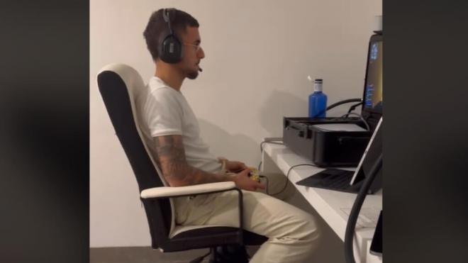 Dani Ceballos jugando a la play (TikTok: @lunaserrat)