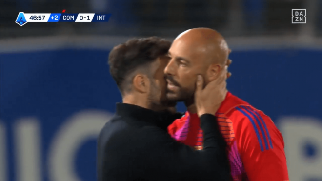 Cesc Fábregas abraza a Pepe Reina tras ser expulsado el día de su retirada.