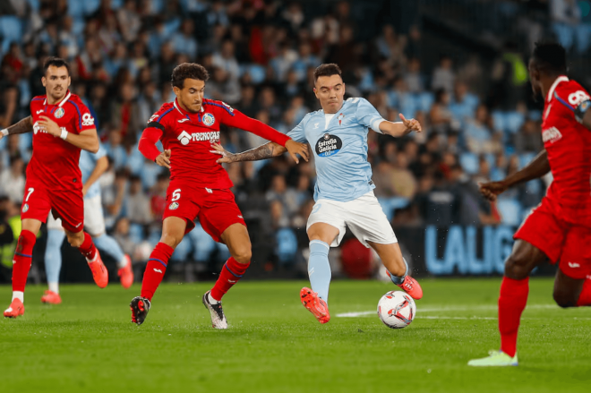 Iago Aspas ante Luis Milla (Foto: EFE).