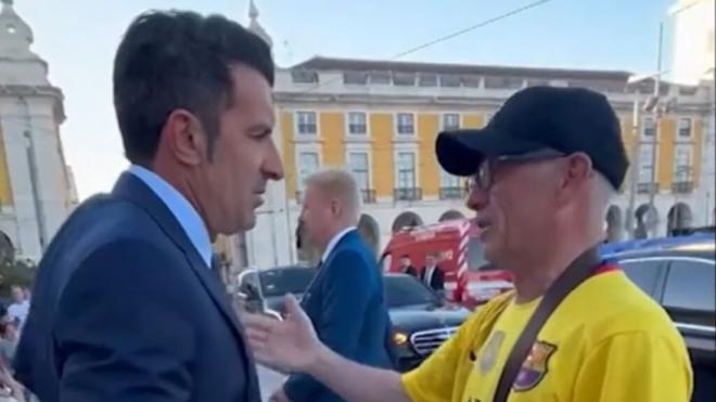 Luis Figo se encara con un aficionado tras llamarle traidor.