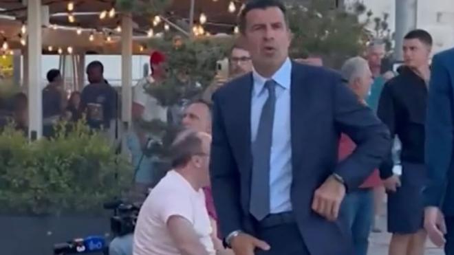 El gesto de Luis Figo tras llamarle traidor un aficionado del Barcelona (captura: Esport3).