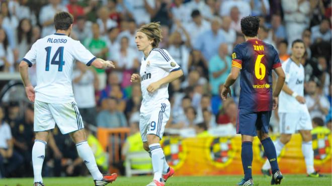 Xabi Alonso y Modric, durante un partido (Foto: Cordon Press)