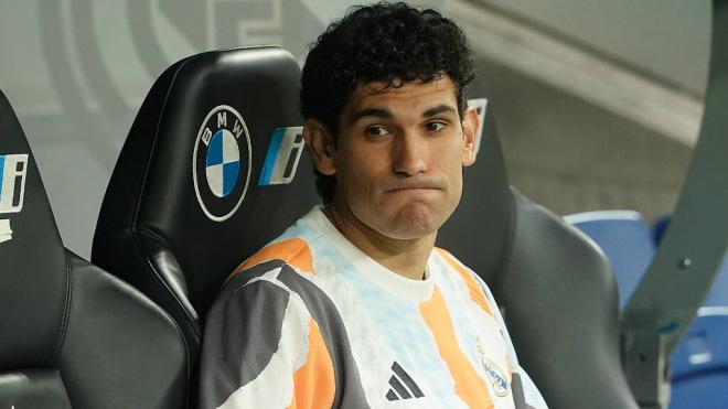 Jesús Vallejo en el banquillo del Santiago Bernabéu (Foto: Cordon Press)