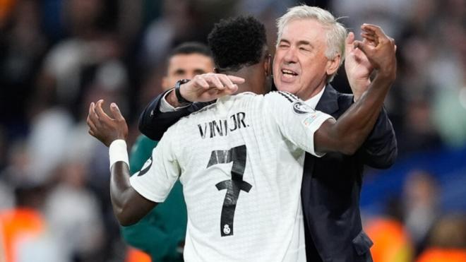 Vinicius Jr y Carlo Ancelotti en un partido con el Real Madrid (Foto: Europa Press)
