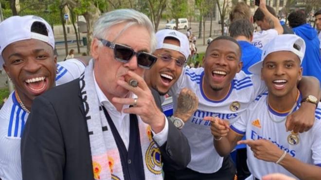Carlo Ancelotti fumando un puro con los jugadores del Real Madrid (Redes Sociales)