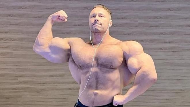 Nikita Tkachuk posando (@tkachyk_1990)