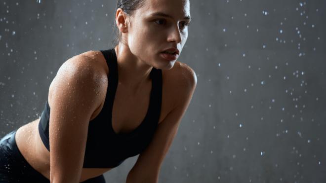 Mujer sudando con ropa deportiva (Foto: Freepik)