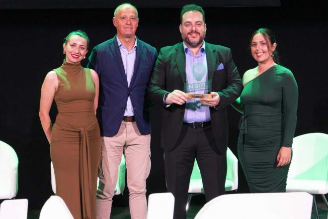 Federico Quintero, presidente de ElDesmarque, posa con el premio recibido en el Cartuja Center.
