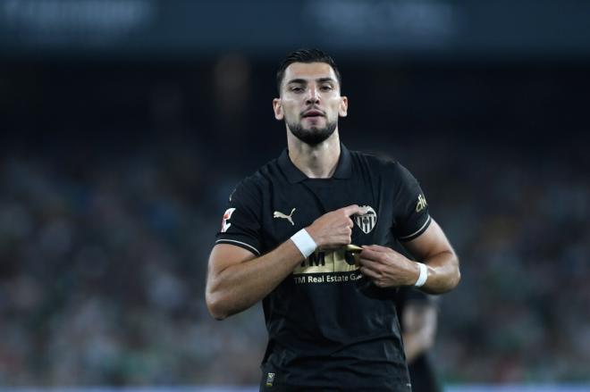 Rafa Mir celebra su gol al Betis (Foto: Kiko Hurtado)