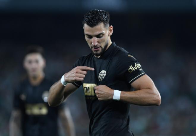 Rafa Mir celebra su gol al Betis (Foto: Kiko Hurtado)