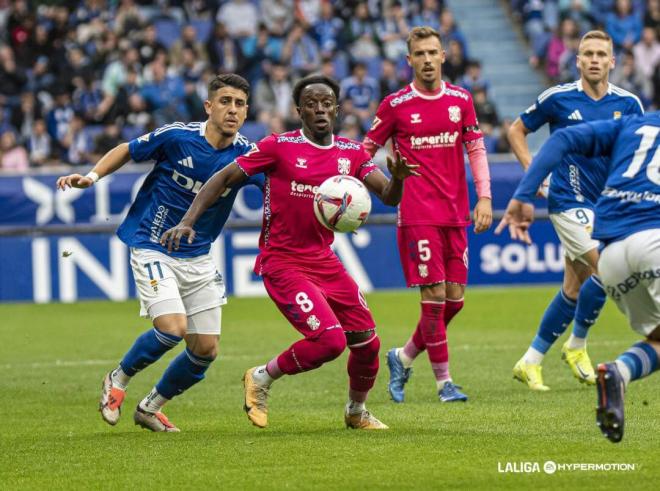 Santiago Colombatto y Yussi Diarra pelean un balón en el Real Oviedo-Tenerife (Foto: LALIGA).