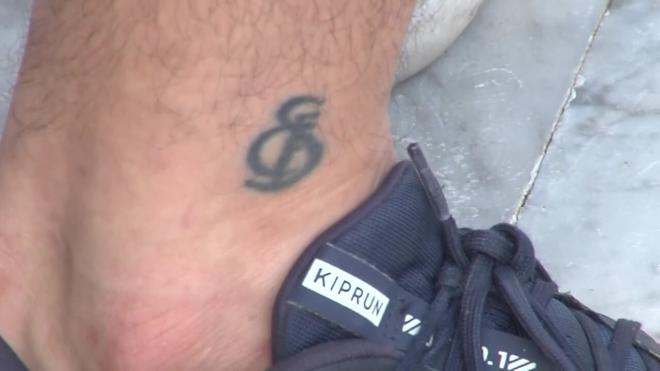 El tatuaje del aficionado del Sevilla que pidió una foto a Antony.