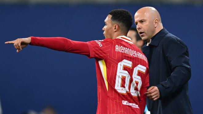 Trent Alexander-Arnold y Arne Slot, en un partido del Liverpool (Cordon Press)